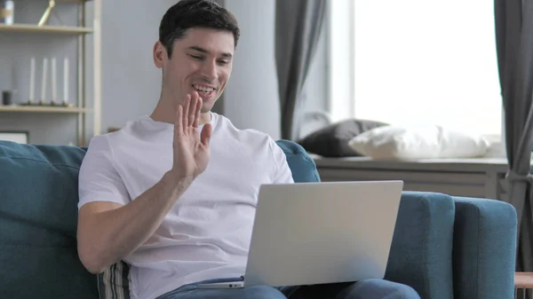 Online Video Chat na notebooku neformální mladý muž — Stock fotografie