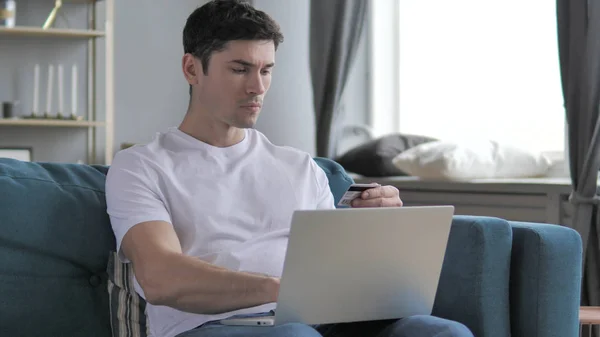 Online winkelen op laptop door casual Young Man, online bankieren — Stockfoto