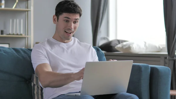 Uomo eccitato per lo shopping online di successo sul computer portatile, Bancario — Foto Stock