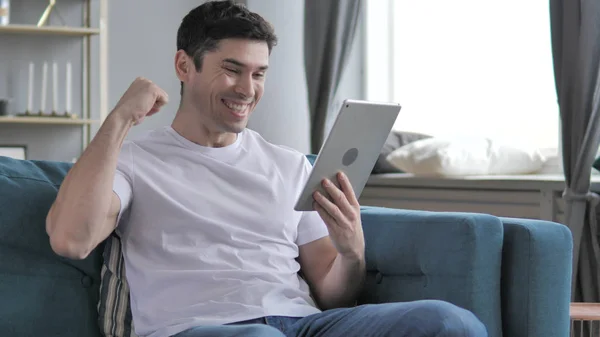 Giovane uomo che celebra il successo mentre si utilizza Tablet — Foto Stock