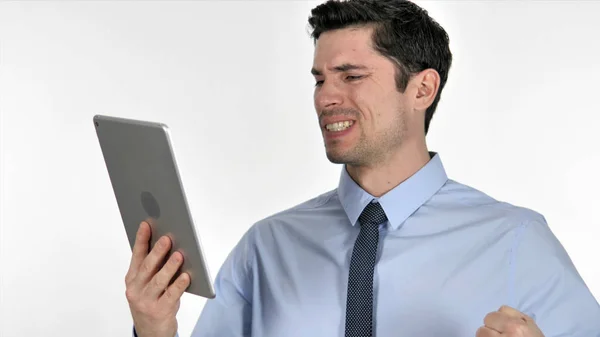 Joven empresario reaccionando a la pérdida mientras usa la tableta — Foto de Stock