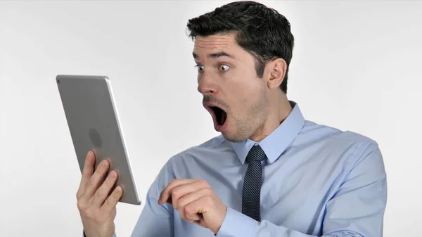 Jonge zakenman in shock tijdens het gebruik van Tablet — Stockfoto