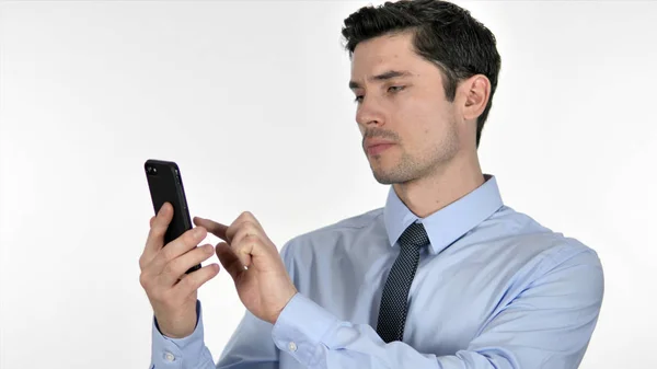 Молодой бизнесмен просматривает смартфон — стоковое фото