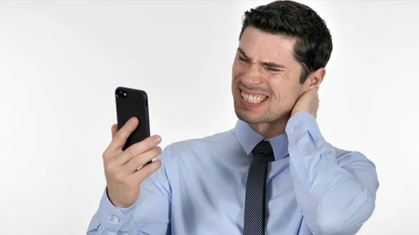 Młody biznesmen reaguje na utratę podczas korzystania ze smartfona — Zdjęcie stockowe