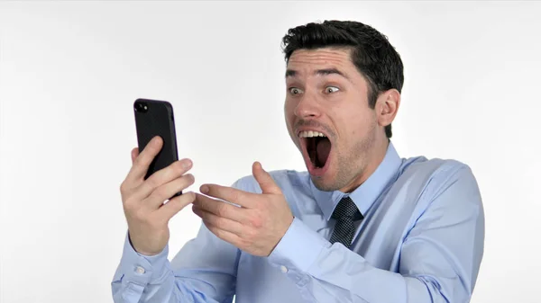 Giovane uomo d'affari in shock durante l'utilizzo di smartphone — Foto Stock