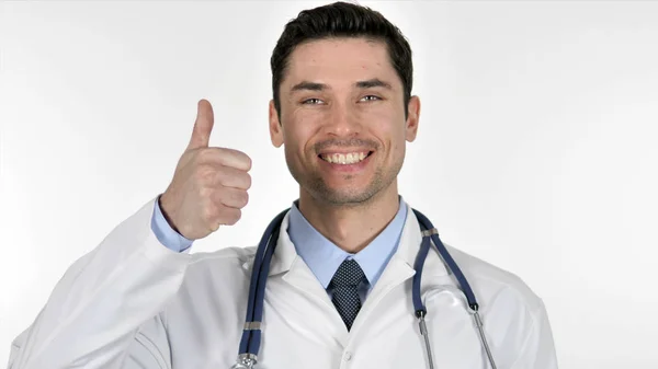 Polegares para cima pelo médico em fundo branco — Fotografia de Stock