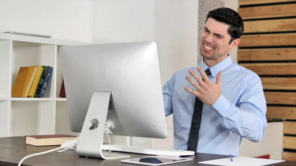 Joven empresario frustrado reaccionando a la pérdida comercial — Foto de Stock