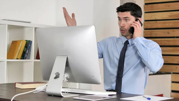 Frustrado Enojado Joven Empresario Gritando Durante Conversación Telefónica en el Trabajo —  Fotos de Stock