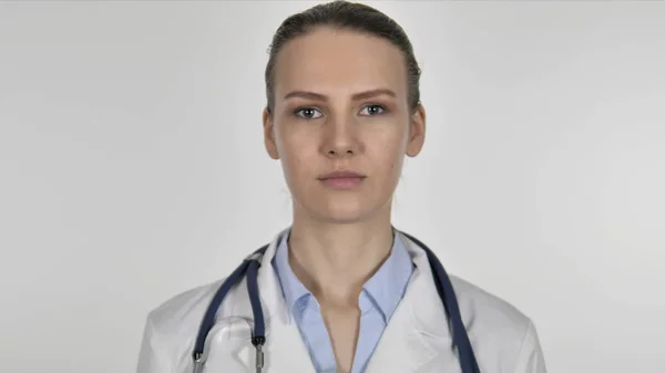 Retrato de Lady Doctor em fundo branco — Fotografia de Stock