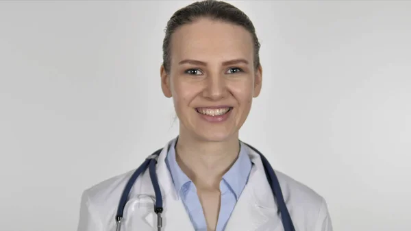 흰색 바탕에 여자 의사 미소의 초상화 — 스톡 사진