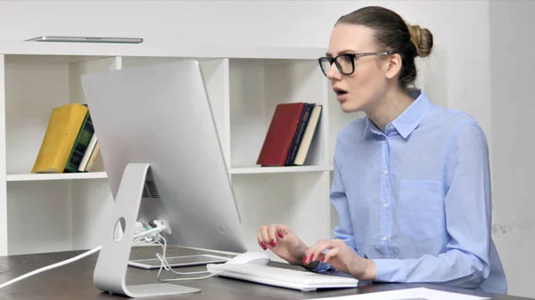 Mujer de negocios joven preguntándose trabajando en el ordenador portátil — Foto de Stock