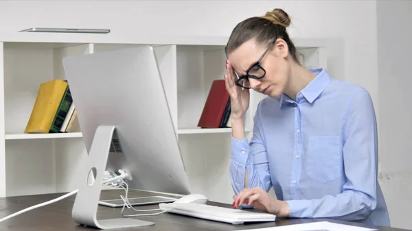 Kopfschmerzen, müde junge Frau, die am Computer arbeitet — Stockfoto