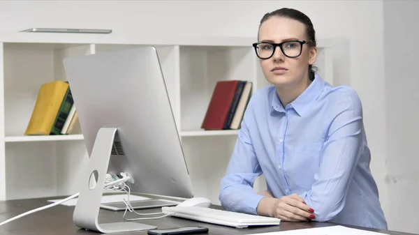 Nee, jonge vrouw schudt hoofd om te weigeren op het werk — Stockfoto