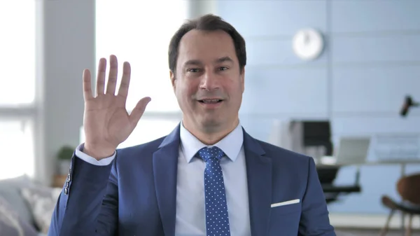 Hola, Empresario de mediana edad saludando la mano para dar la bienvenida — Foto de Stock