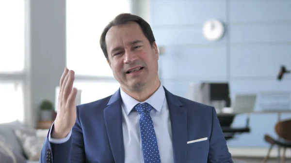 Retrato del empresario de mediana edad frustrado reaccionando a la pérdida — Foto de Stock