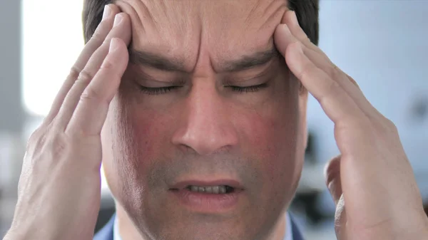 Az ember stressz és a fejfájás közelről — Stock Fotó