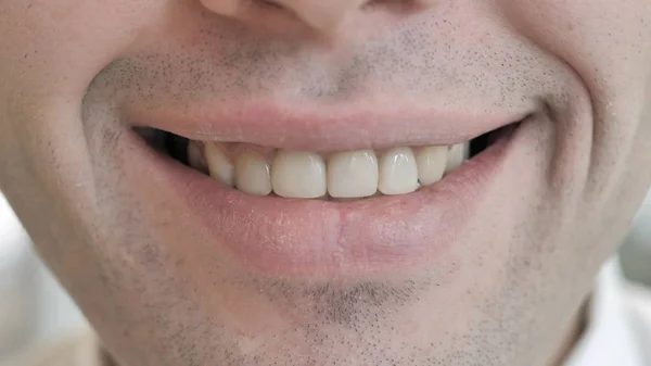 Primer plano de labios sonrientes de hombre joven —  Fotos de Stock