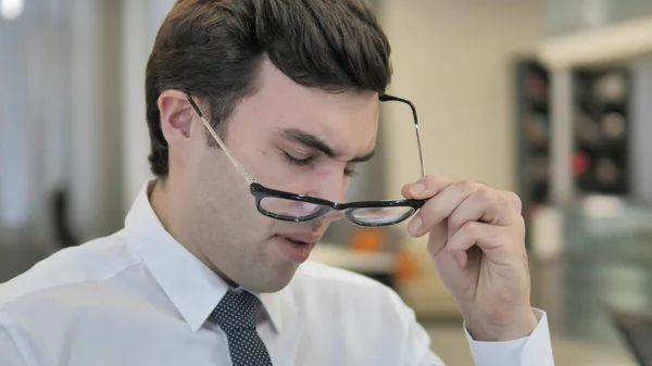 Cefaleias, Tenso Jovem Empresário Removendo Óculos — Fotografia de Stock