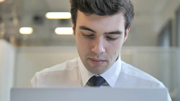 Genç İşadamı Laptop, Frontal View Üzerinde Çalışıyor — Stok fotoğraf