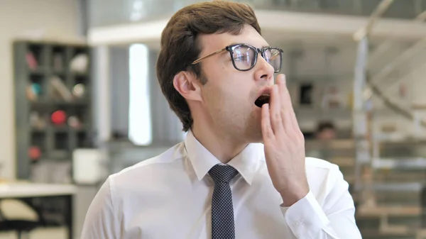 Retrato de Jovem Empresário Cansado bocejando no escritório — Fotografia de Stock