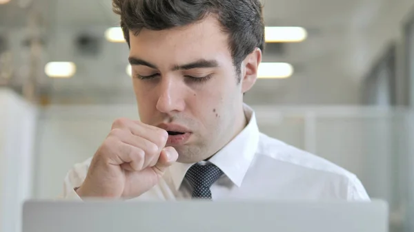 Tosse, Jovem Empresário Tosse no Trabalho — Fotografia de Stock