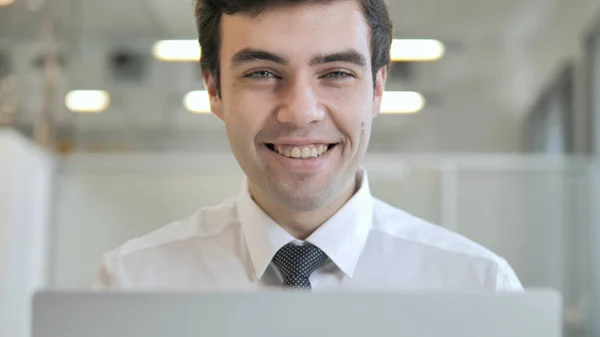 Jovem Empresário sorridente, Vista Frontal — Fotografia de Stock