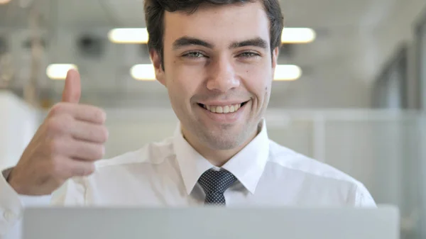 Pollici su dal giovane imprenditore che lavora sul computer portatile — Foto Stock