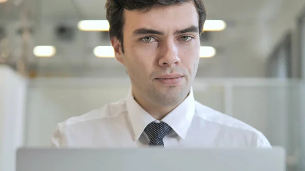 No, Joven Empresario Rechazando Oferta en el Trabajo —  Fotos de Stock