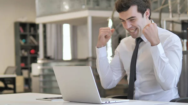 Jovem Empresário Entusiasmado Celebrando o Sucesso no Trabalho — Fotografia de Stock