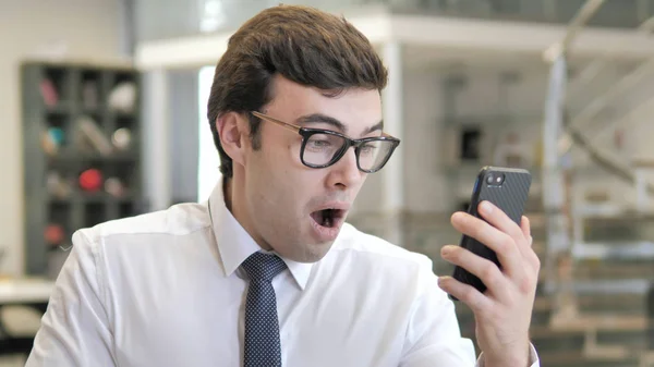 Akıllı Telefon Kullanırken Şok Genç İşadamı