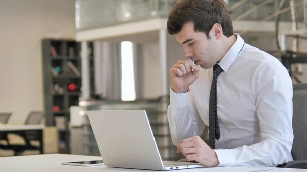 Tos, Enfermo Joven Empresario Tos en la Oficina — Foto de Stock