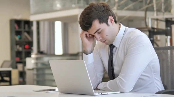 Jovem empresário cansado dormindo no trabalho, carga de trabalho — Fotografia de Stock