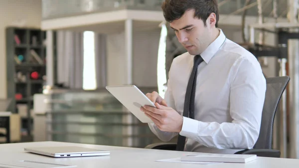 Joven Empresario Navegando por Internet en Tablet —  Fotos de Stock