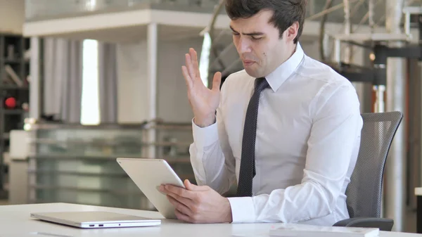 Reacción de pérdida en línea en la tableta por el hombre de negocios — Foto de Stock