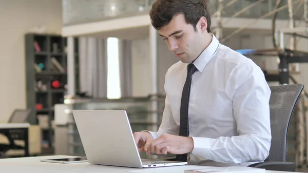 Ocupado joven empresario sonriendo mientras mira a la cámara — Foto de Stock