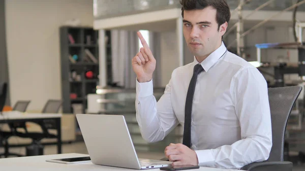 No, Joven Empresario agitando el dedo hacia la cámara — Foto de Stock