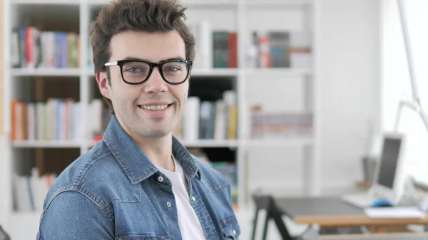 Uśmiechnięty casual młody projektant w biuro — Zdjęcie stockowe