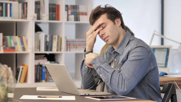 Homem criativo estressado com dor de cabeça trabalhando no laptop — Fotografia de Stock