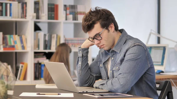 Cansado criativo homem dormindo no trabalho, carga de trabalho — Fotografia de Stock