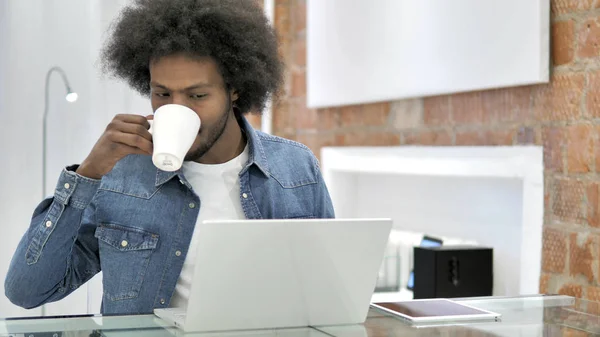 African Man picie kawy w pracy — Zdjęcie stockowe