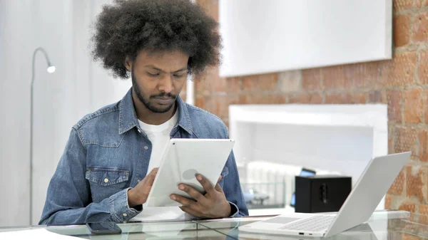 African Man przeglądanie Internetu na tablecie — Zdjęcie stockowe