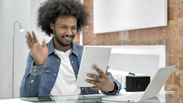 Afričan v online videokonverzaci na tabletu — Stock fotografie