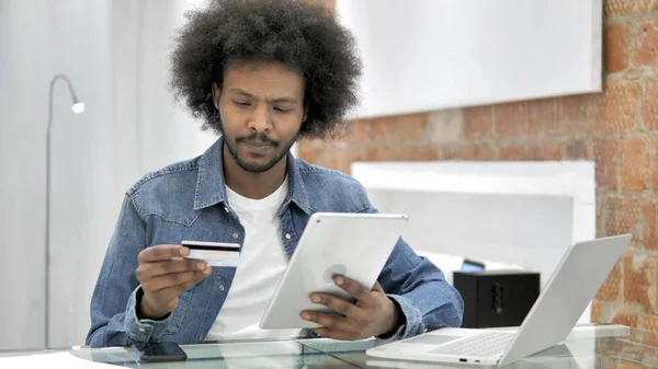 アフリカ人男性によるタブレットでのオンラインショッピング — ストック写真