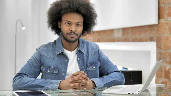 Homem africano sério no escritório de Loft — Fotografia de Stock