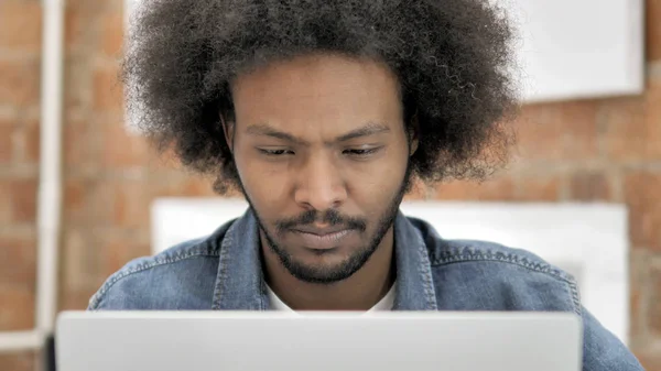 Blisko African Man Praca na laptopie — Zdjęcie stockowe