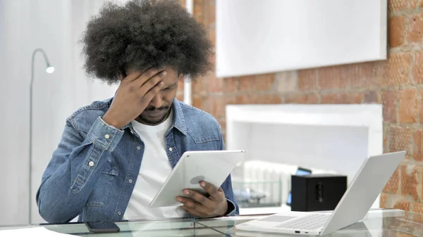 African Man reaguje na utratę online na tablecie — Zdjęcie stockowe