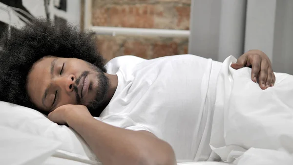 Yorgun Afrikalı Adam Uyku için yalan