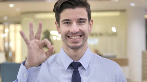 Okay von zufriedenem Geschäftsmann — Stockfoto