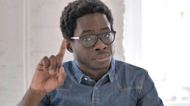 Hayır, reddetmek için parmak sallayarak adam kızgın