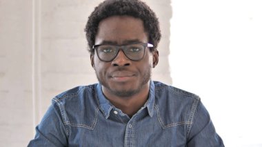 Afrikalı Adam Baş Sallayarak Inkar, Hayır